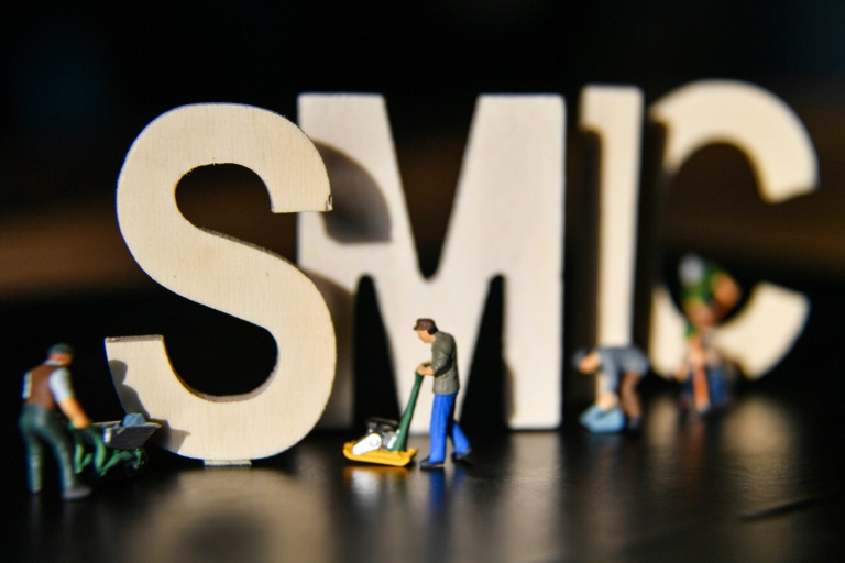 Le versement de cette indemnité doit permettre de compenser la réévaluation automatique du Smic au 1er juin, qui a augmenté mécaniquement de 2,41% en raison de l'inflation. 