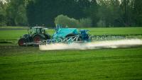 Un agriculture répand des pesticides sur un champ près de Lille, le 9 mai 2016 dans le Nord