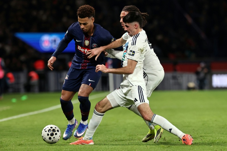 L'attaquant du PSG Désiré Doué (G) bousculé dans son duel face au défenseur du Paris FC Thibault De Smet, en 16es de finale de la Coupe de France, le 12 janvier 2026 à Paris 