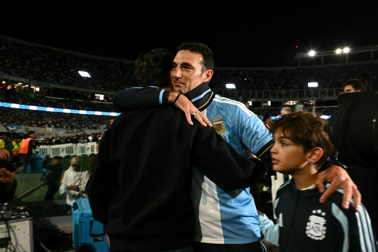 Le sélectionneur argentin Lionel Scaloni (c) à l'issue du match amical Argentine-Bénin, au stade Monumental de Buenos Aires, le 6 octobre 2026