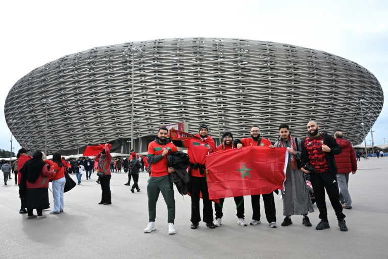 Des suppporters du Maroc devant le stade Prince Moulay Abdellah, où a lieu le match d'ouverture de la CAN, le 21 décembre 2025 à Rabat