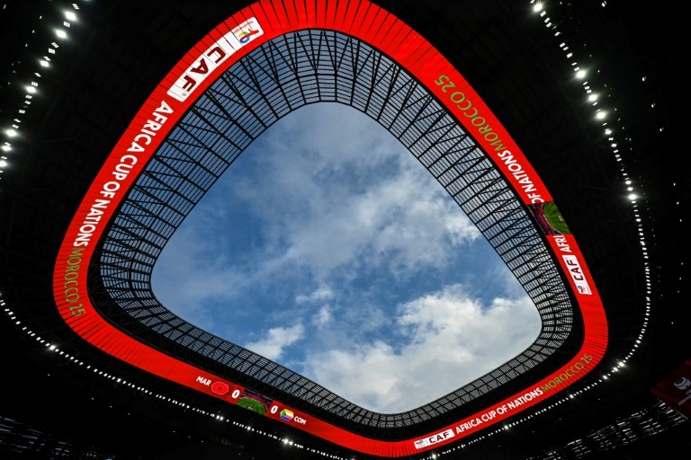 Vue du toit du stade Moulay Abdellah depuis l'intérieur de l'enceinte à quelques heures du match d'ouverture de la CAN entre le Maroc et les Comores, le 21 décembre 2025