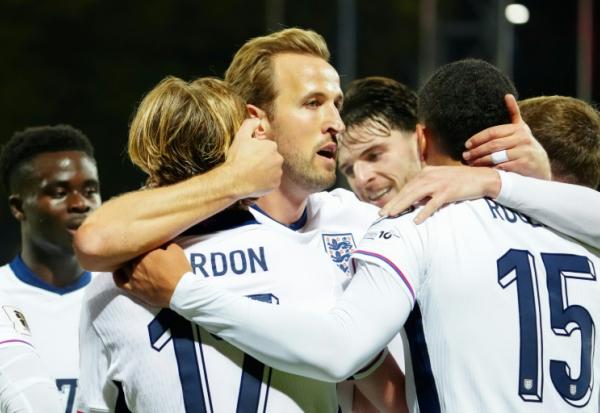Harry Kane (c) et ses coéquipiers qualifiés pour le Mondial-2026 après la victoire de l'Angletterre en Lettonie,le 14 octobre 2025 à Riga