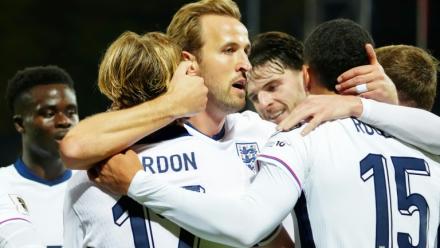 Harry Kane (c) et ses coéquipiers qualifiés pour le Mondial-2026 après la victoire de l'Angletterre en Lettonie,le 14 octobre 2025 à Riga