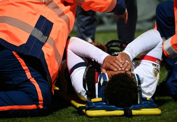 L'attaquant du PSG Désiré Doué blessé à la cuisse droite, lors du match de Ligue 1 à Lorient, le 29 octobre 2025