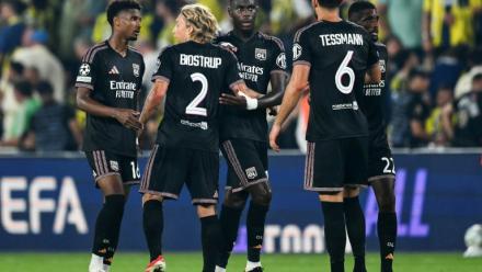 Les joueurs lyonnais à l'issue de leur match nul 1-1 contre Fenerbahçe en barrage aller de la Ligue des champions à Istanbul, le 18 août 2026 