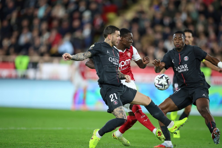 Les défenseurs du PSG Lucas Hernandez (#21) et Willian Pacho sont mis sous pression par l'attaquant monégasque Folarin Balogun lors du revers subi à Monaco, le 29 novembre 2025 