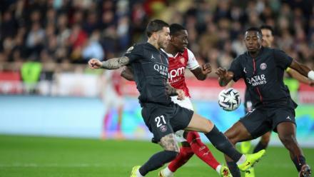 Les défenseurs du PSG Lucas Hernandez (#21) et Willian Pacho sont mis sous pression par l'attaquant monégasque Folarin Balogun lors du revers subi à Monaco, le 29 novembre 2025 