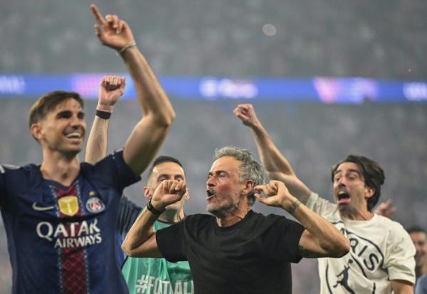 La joie du coach parisien Luis Enrique (2eD) et du milieu espagnol Fabian Ruiz (G) après la victoire du PSG en finale de la Ligue des champions contre Arsenal, le 30 mai 2026 à Budapest
