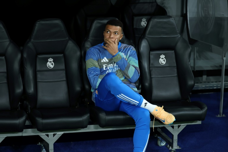 La star du Real Madrid Kylian Mbappé sur le banc, lors du match contre Manchester City en Ligue des champions, le 10 décembre 2025 au stade Bernabeu
