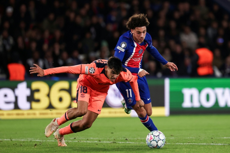 Le Parisien Maghnes Akliouche (d), au duel avec le Barcelonais Gerard Martin, le 20 octobre 2026 au Parc des Princes
