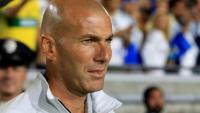 L'entraîneur du Real Madrid, Zinedine Zidane, observe le terrain avant un match, à Los Angeles, le 26 juillet 2017