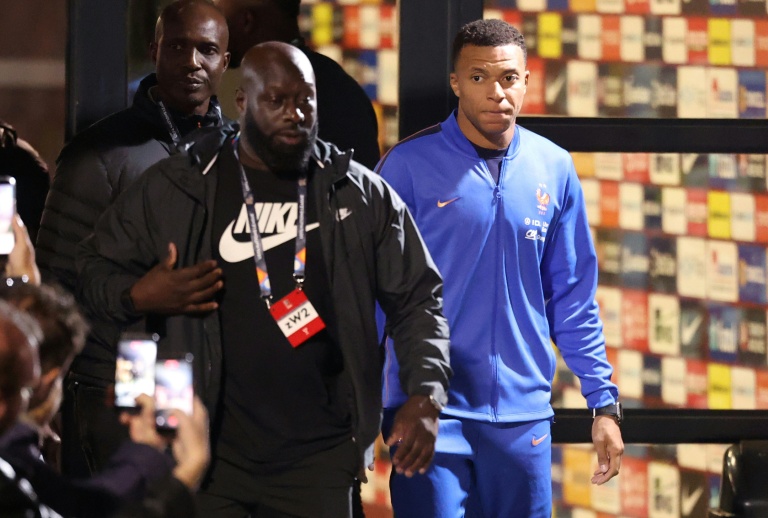 Blessé, Kylian Mbappé à la sortie du stade Kocaeli après le victoire de la France contre la Turquie en Ligue des nations, le 25 septembre 2026