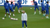 Le sélectionneur de l'équipe de France Zinédine Zidane au centre d'une séance d'entraînement à la veille de la rencontre de Ligue des nations contre l'Italie, le 1er octobre 2026 à Saint-Denis