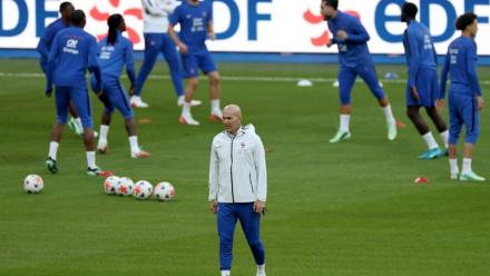 Le sélectionneur de l'équipe de France Zinédine Zidane au centre d'une séance d'entraînement à la veille de la rencontre de Ligue des nations contre l'Italie, le 1er octobre 2026 à Saint-Denis