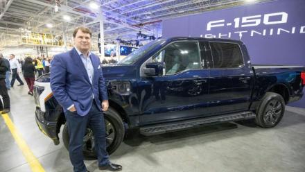 Le patron de Ford Jim Farley devant un F-150 Lightning tout-électrique