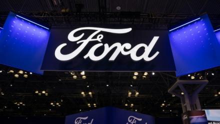 Le logo Ford, au salon de l'Auto le 16 avril 2025 à New York.
