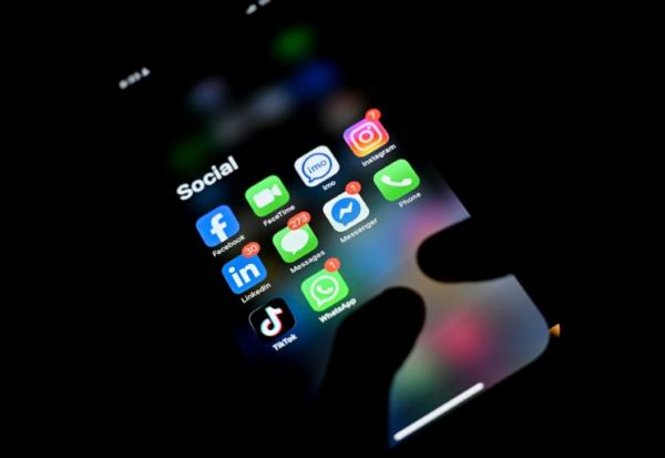 Pouvoir joindre son enfant par téléphone tout en le protégeant des écrans : face aux volontés parfois contradictoires de nombreux parents, des acteurs de la tech, des télécoms aux fabricants de smartphones, proposent désormais des offres dédiées aux plus jeunes