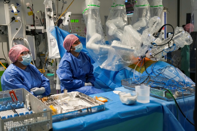 Sasha Stamenkovic montre à d'autres médecins comment utiliser le système chirurgical robotisé Da Vinci 5