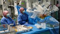 Sasha Stamenkovic montre à d'autres médecins comment utiliser le système chirurgical robotisé Da Vinci 5
