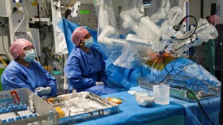 Sasha Stamenkovic montre à d'autres médecins comment utiliser le système chirurgical robotisé Da Vinci 5