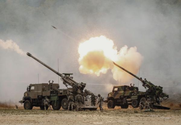 Démonstration des canons Caesar du groupe franco-allemand KNDS à Canjuers, dans le sud de la France, le 20 octobre 2025
