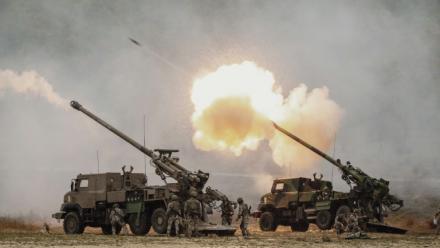 Démonstration des canons Caesar du groupe franco-allemand KNDS à Canjuers, dans le sud de la France, le 20 octobre 2025