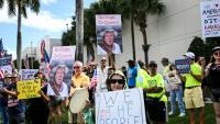 Des manifestants participant à un défilé "No kings" ("Pas de rois") contre Donald Trump, dans la capitale américaine Washington le 18 octobre 2025