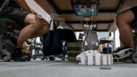 Des fonctionnaires en shorts, t-shirt et baskets, dans les bureaux du siège du gouvernement métropolitain de Tokyo,dans le cadre de l'initiative "Cool Biz" le 14 juillet 2026 lors d'une vague de fortes chaleurs