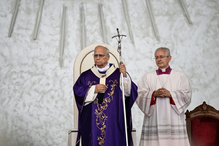 Le Pape Léon XIV (G) préside une messe sur le front de mer de Beyrouth le 2 décembre 2025