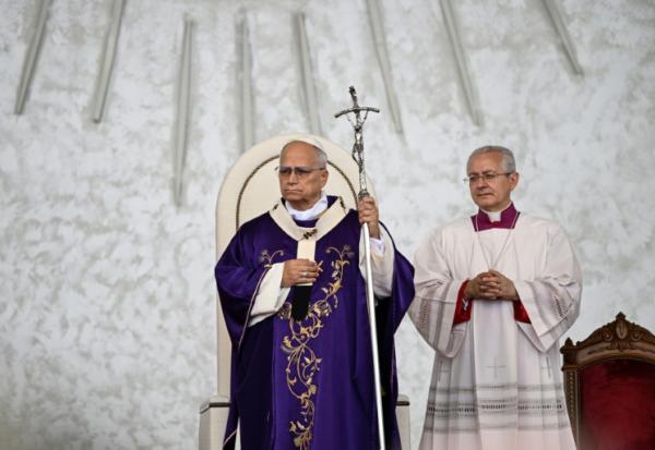 Le Pape Léon XIV (G) préside une messe sur le front de mer de Beyrouth le 2 décembre 2025