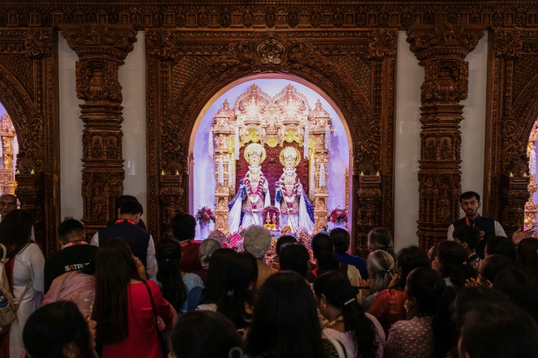 Des fidèles hindous en prière après la cérémonie de consécration du temple hindou BAPS à Bussy-Saint-Georges, en Seine-et-Marne, le 6 septembre 2026 
