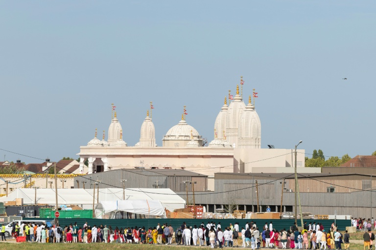 Des fidèles hindous font la queue pour entrer dans le temple hindou BAPS (Bochasanwasi Akshar Purushottam Swaminarayan Sanstha) nouvellement consacré à Bussy-Saint-Georges, le 6 septembre 2026 en Seine-et-Marne