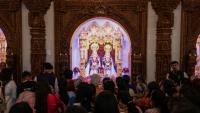 Des fidèles hindous offrent des prières après la cérémonie de consécration du temple hindou BAPS (Bochasanwasi Akshar Purushottam Swaminarayan Sanstha) à Bussy-Saint-Georges, le 6 septembre 2026 en Seine-et-Marne