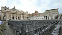Des sièges vides sont alignés devant la basilique Saint-Pierre à la veille de la messe d'inauguration du pontificat de Léon XIV, sur la place Saint-Pierre au Vatican, le 17 mai 2025