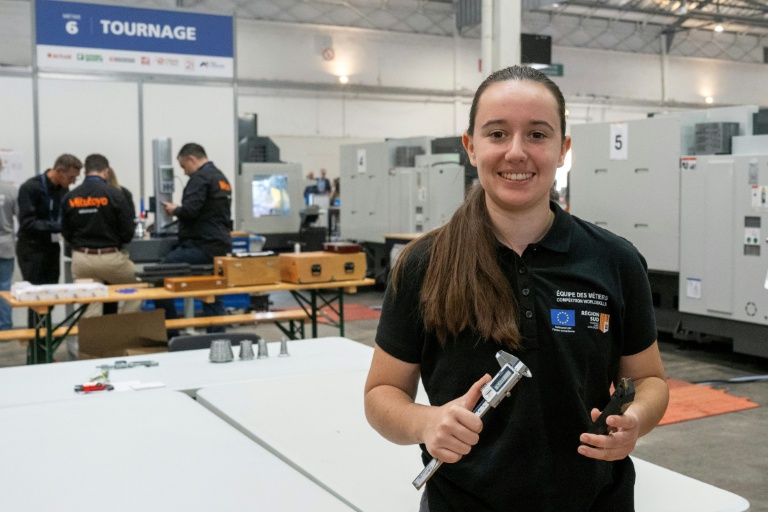 Meilleure Apprentie de France en usinage (MAF) 2023, Lona Hughes, pose avec ses outils de travail lors de la 48ème édition du Concours National des Métiers 2025 organisé par