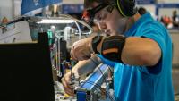 Une candidat dans la catégorie "Mechatronics" participe à la 48e édition du Concours National des Métiers 2025 organisé par "WorldSkills France" au Parc Chanot, à Marseille, le 16 octobre 2025.