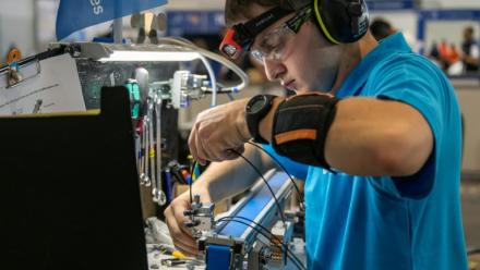 Une candidat dans la catégorie "Mechatronics" participe à la 48e édition du Concours National des Métiers 2025 organisé par "WorldSkills France" au Parc Chanot, à Marseille, le 16 octobre 2025.