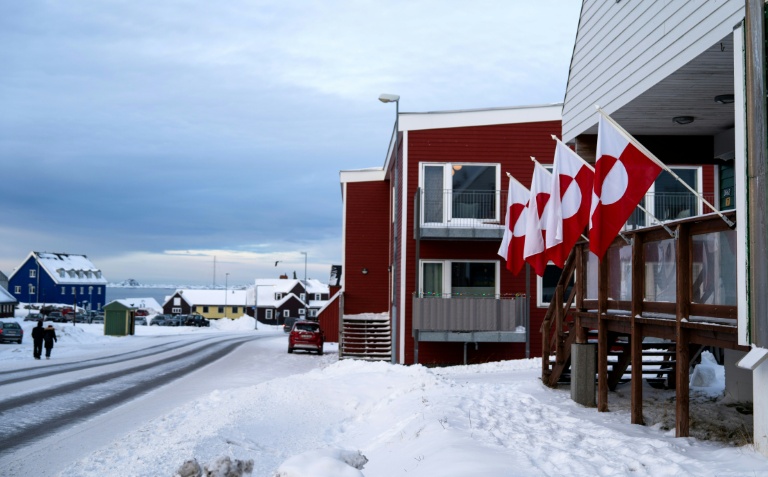 Des drapeaux groenlandais sont fixés sur un bâtiment à Nuuk, au Groenland, le 14 janvier 2026