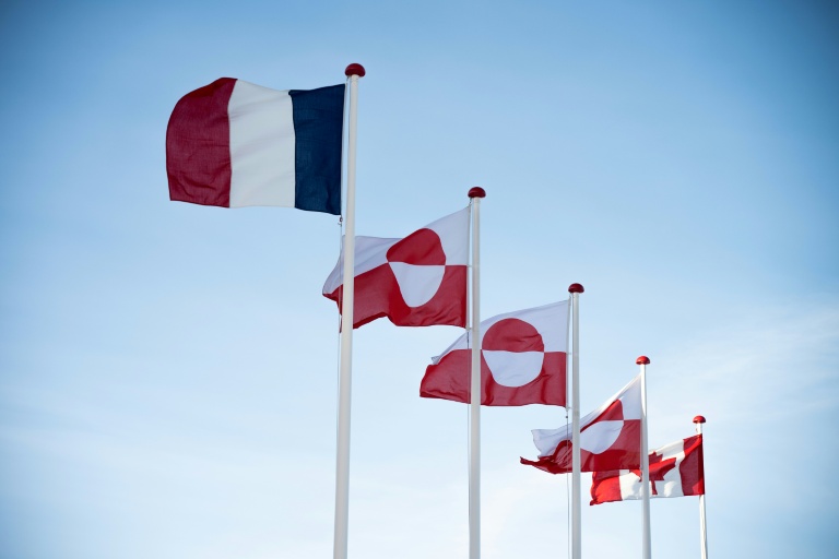 Les drapeaux français et canadien ancadrent ceux du Groenland en face du Parlement de Nuuk, le 6 février 2026