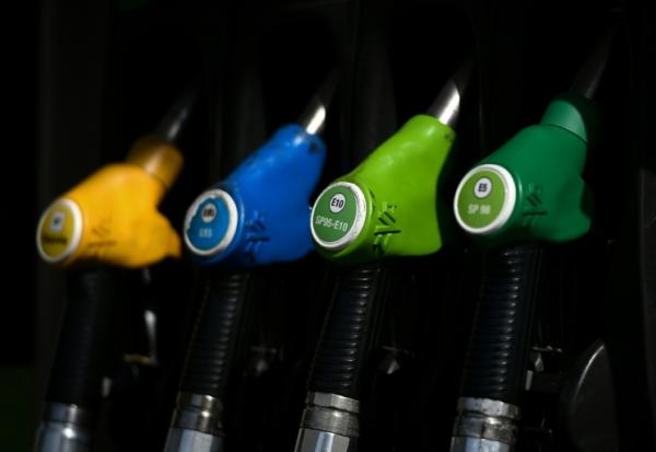 Le gouvernement français s'attend à "une hausse de quelques centimes" des prix du carburant à la pompe en raison de la guerre au Moyen-Orient, et a prévenu que des contrôles auront lieu pour s'assurer que ces hausses soient "raisonnables"