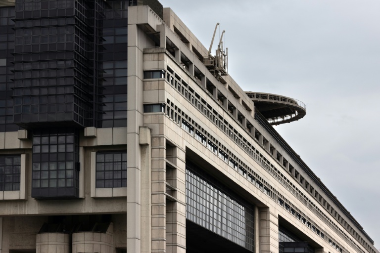 L'incertitude politique et la situation dégradée de ses finances publiques a déjà valu à la France de voir sa note souveraine abaissée par les agences de notation S&P et Fitch, tandis que Moody's l'a placée sous perspective négative