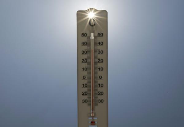 Un thermomètre indique 35°C à Montreuil, en France, le 14 août 2025