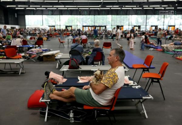 Des personnes évacuées à cause des incendies accueillies au Parc des Expositions de Bordeaux, le 25 juillet 2026
