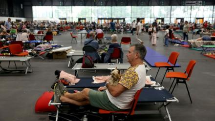 Des personnes évacuées à cause des incendies accueillies au Parc des Expositions de Bordeaux, le 25 juillet 2026