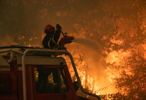 Photographie prise le 24 juillet 2026 par le caporal-chef Damien Rembert du SDIS33 montrant des pompiers luttant contre le feu près de Saumos et de Sainte-Hélène, au nord-ouest de Bordeaux