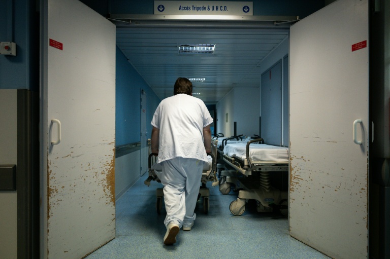 Aux urgences de l'hôpital Pellegrin de Bordeaux, en pleine canicule, le 23 juin 2026