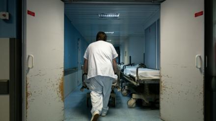 Aux urgences de l'hôpital Pellegrin de Bordeaux, en pleine canicule, le 23 juin 2026