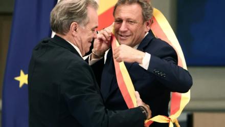 Renaud Muselier remet l’écharpe présidentielle à François de Canson à la suite de l’élection de ce dernier en tant que nouveau président de la région Provence-Alpes-Côte d’Azur, à Marseille, le 12 octobre 2026