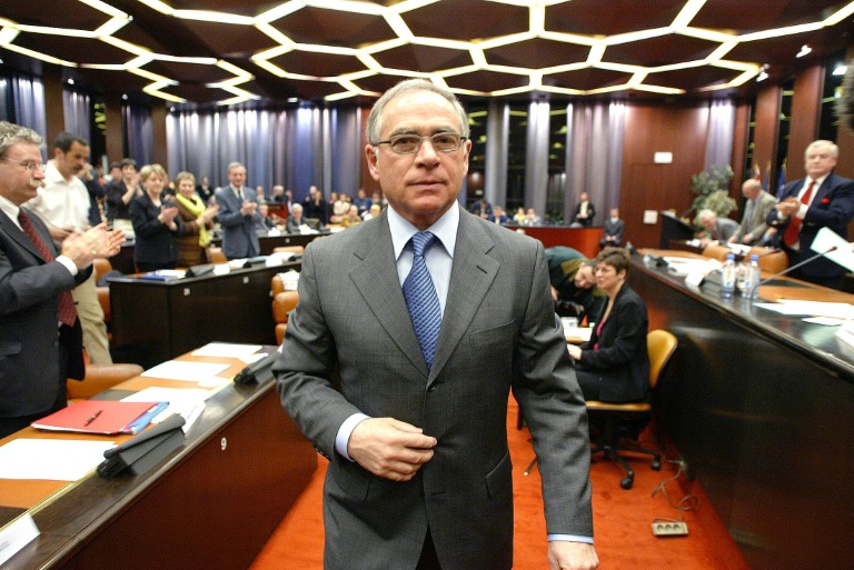 François Patriat, le nouveau président socialiste de la région Bourgogne, est applaudi dans l'hémicycle du Conseil régional, le 2 avril 2004 à Dijon
